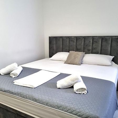 Rooms Vitoria On Joakim Square Porec Exterior photo