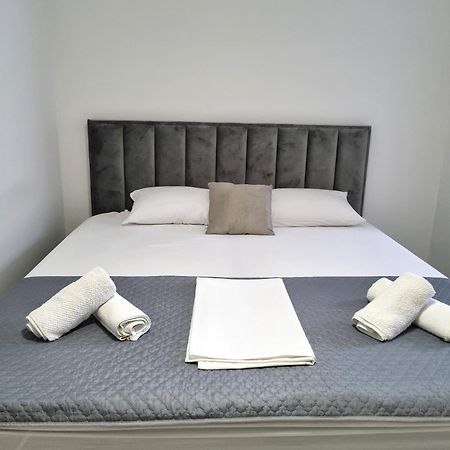 Rooms Vitoria On Joakim Square Porec Exterior photo