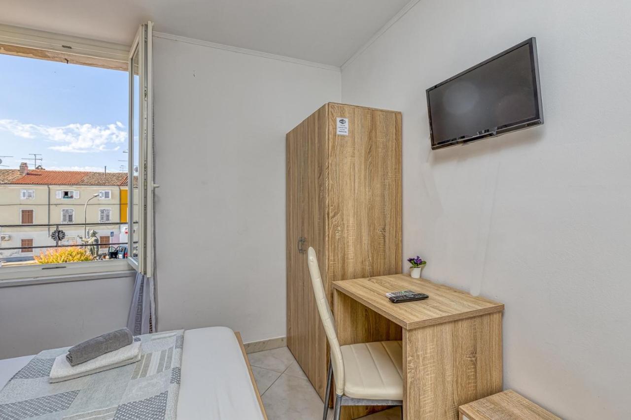 Rooms Vitoria On Joakim Square Porec Exterior photo