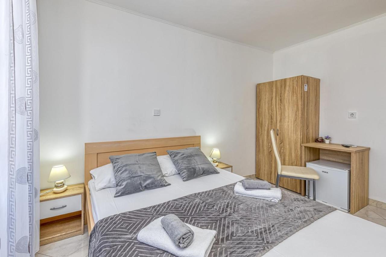 Rooms Vitoria On Joakim Square Porec Exterior photo