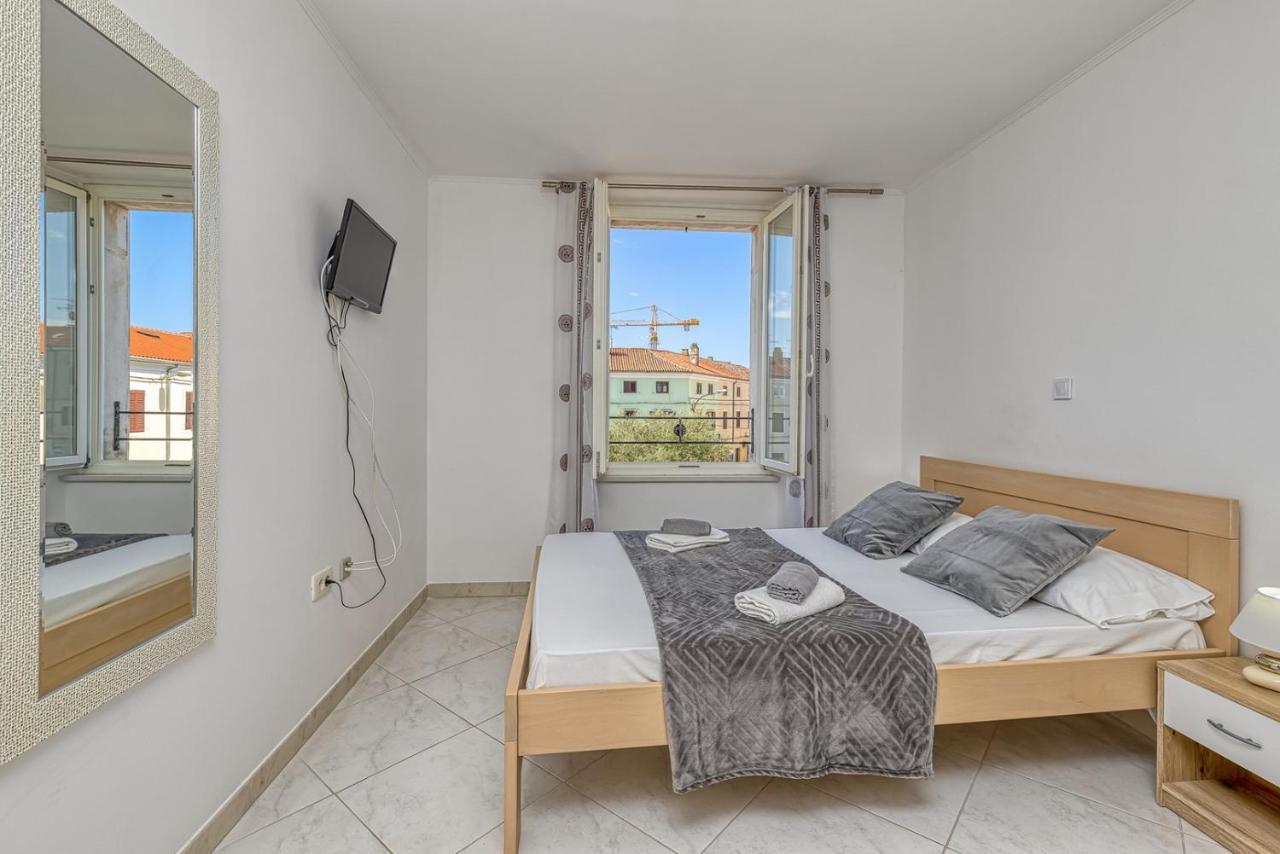 Rooms Vitoria On Joakim Square Porec Exterior photo