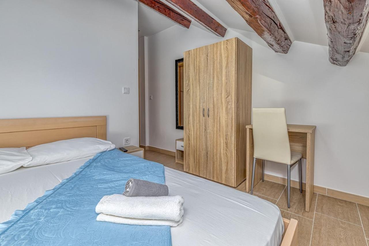 Rooms Vitoria On Joakim Square Porec Exterior photo