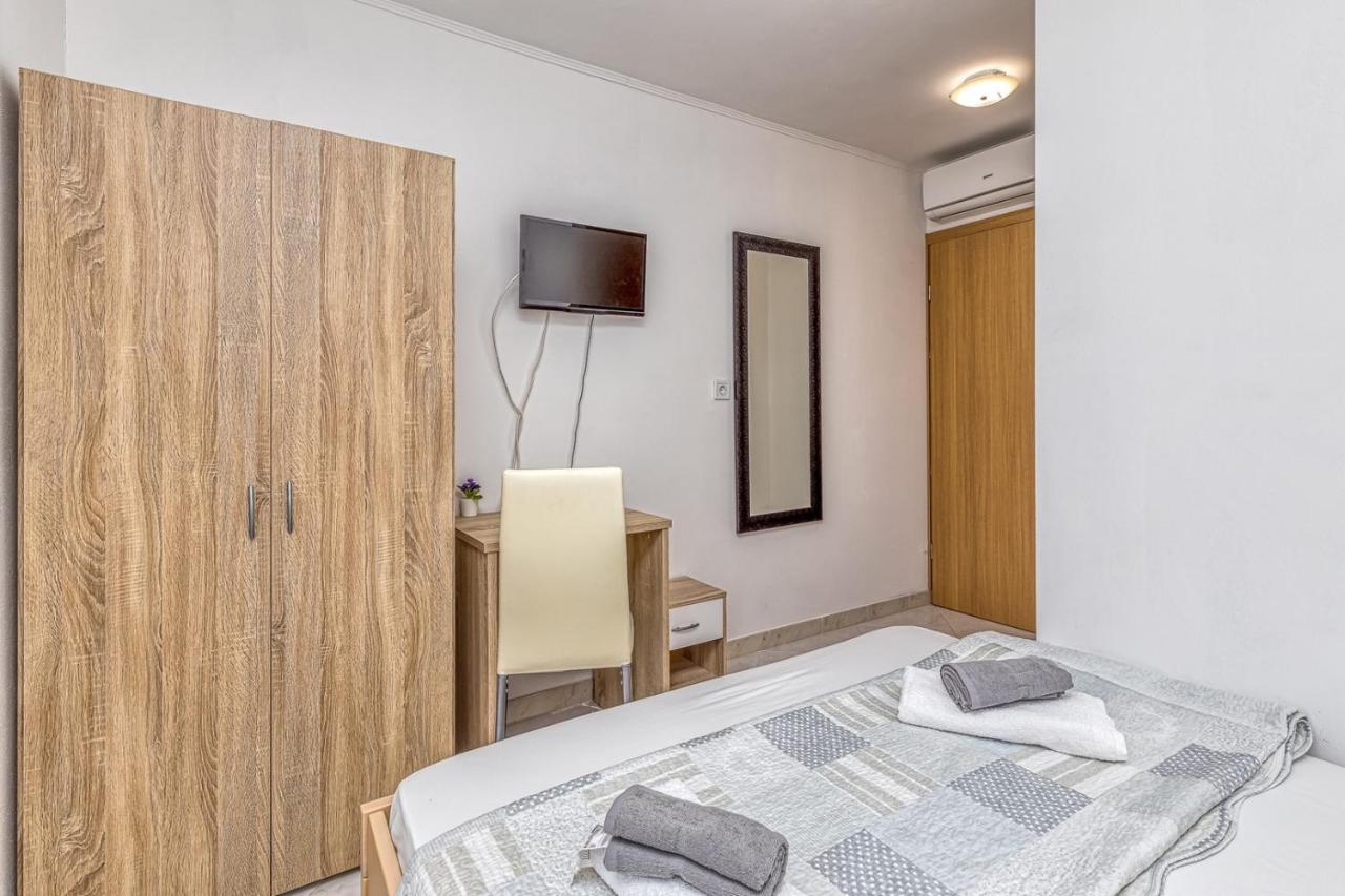 Rooms Vitoria On Joakim Square Porec Exterior photo