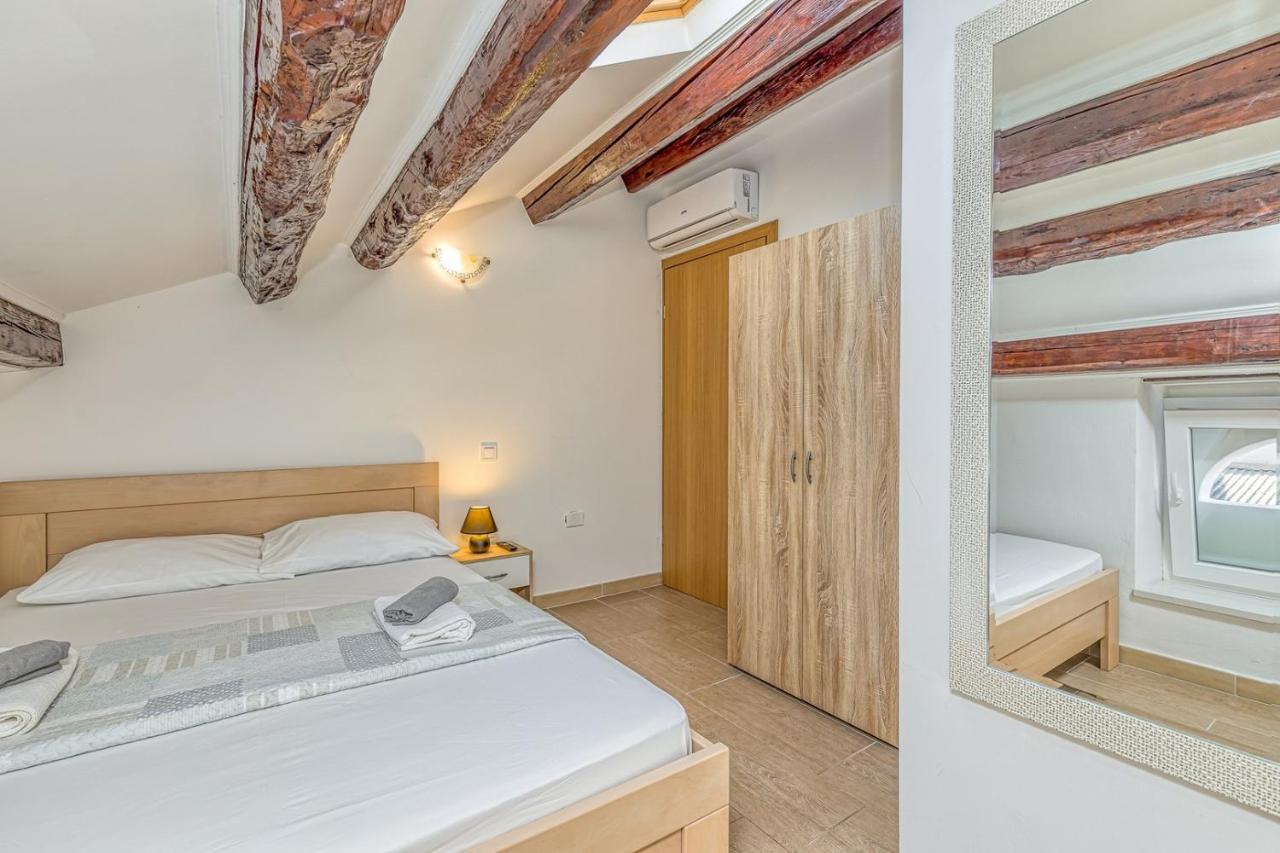 Rooms Vitoria On Joakim Square Porec Exterior photo