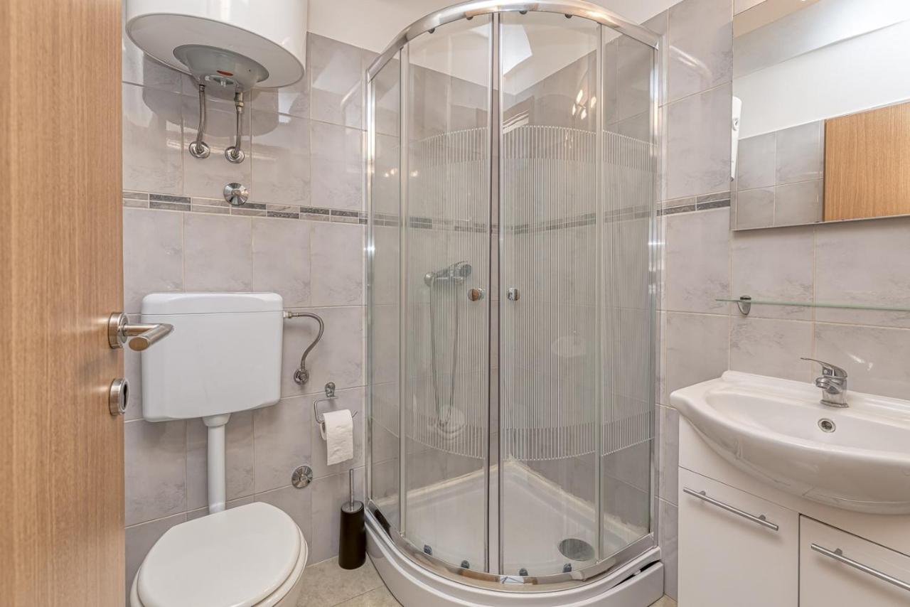 Rooms Vitoria On Joakim Square Porec Exterior photo