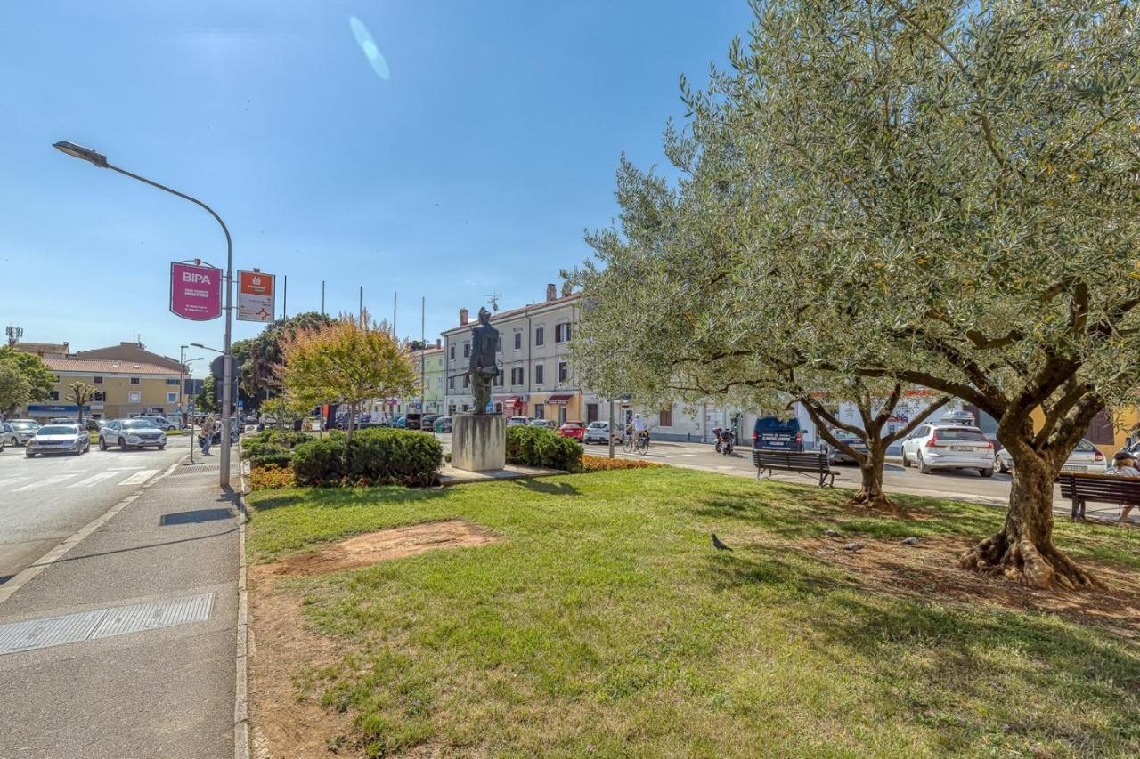Rooms Vitoria On Joakim Square Porec Exterior photo