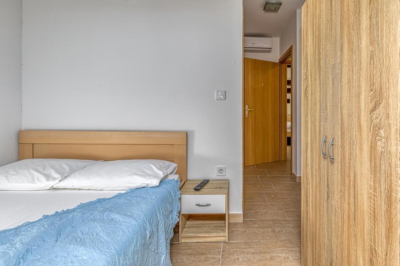 Rooms Vitoria On Joakim Square Porec Exterior photo