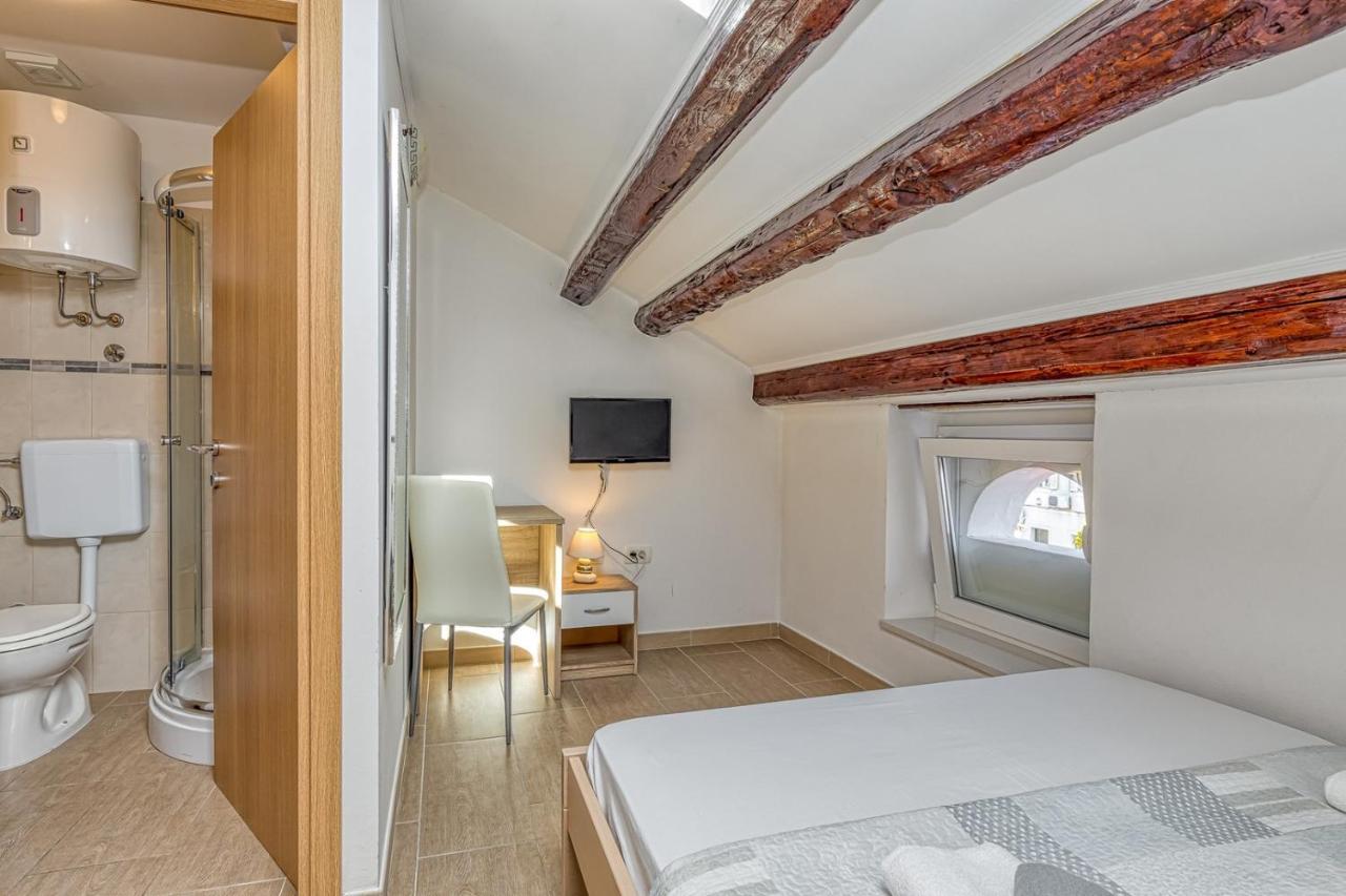 Rooms Vitoria On Joakim Square Porec Exterior photo