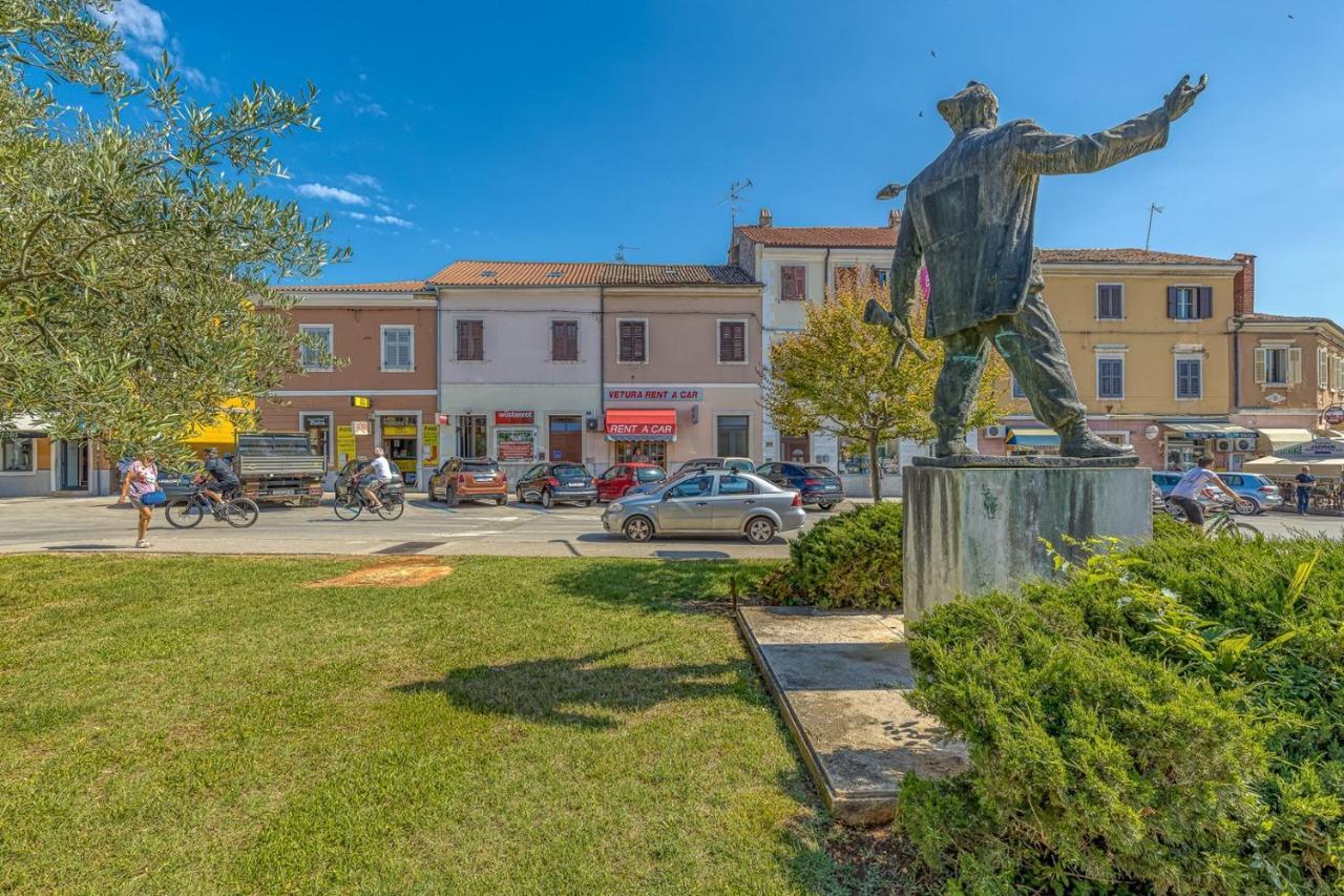 Rooms Vitoria On Joakim Square Porec Exterior photo