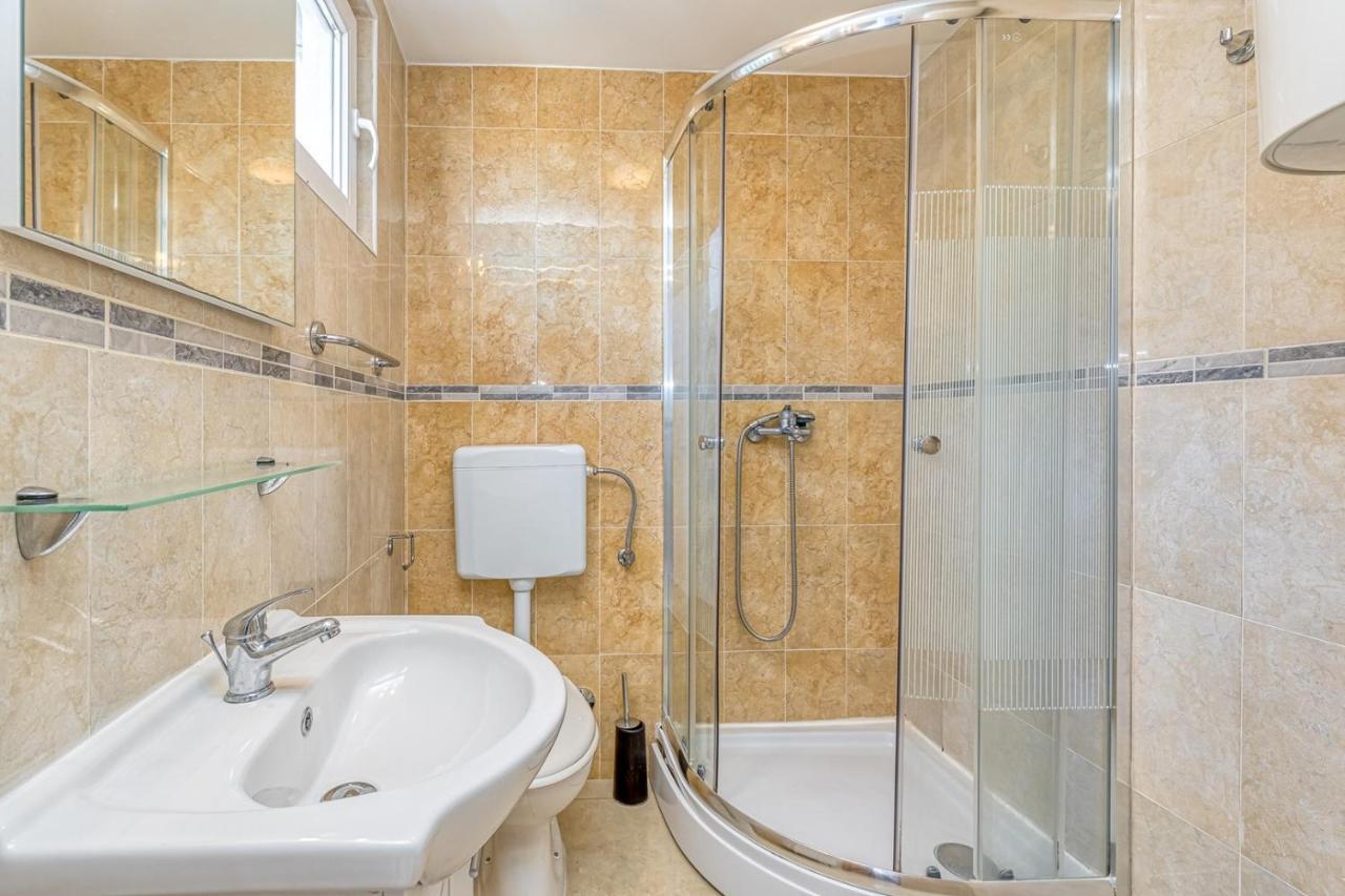 Rooms Vitoria On Joakim Square Porec Exterior photo