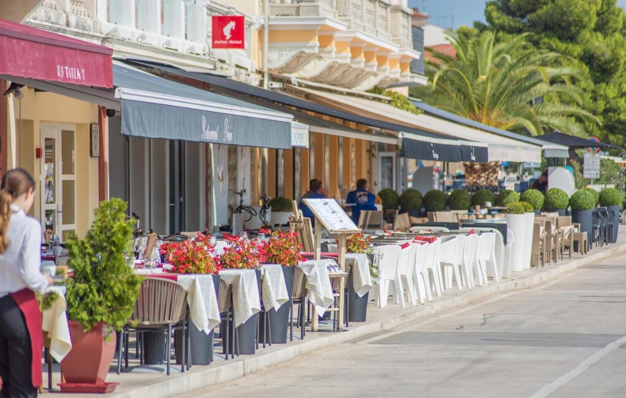 Rooms Vitoria On Joakim Square Porec Exterior photo