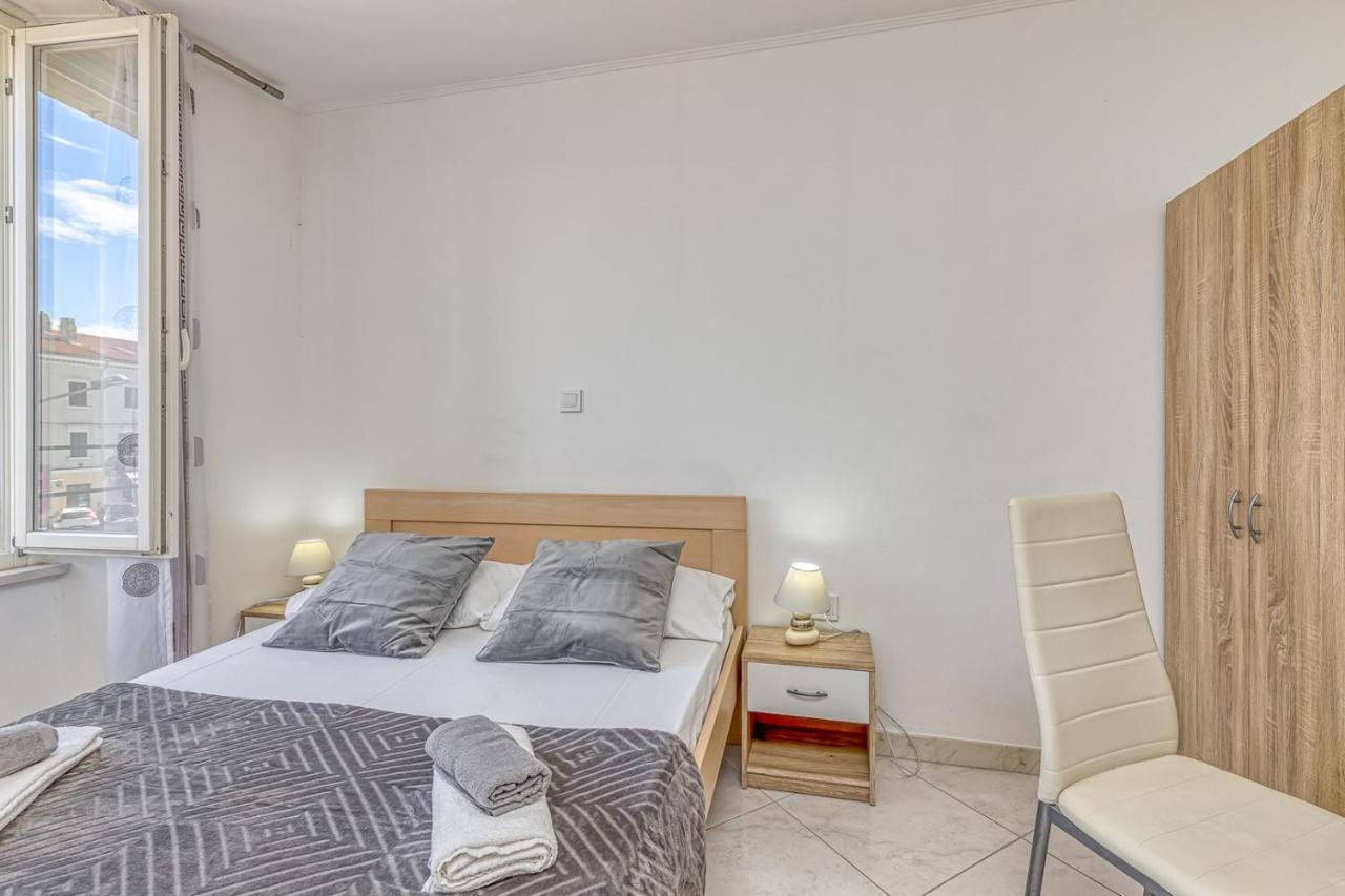 Rooms Vitoria On Joakim Square Porec Exterior photo