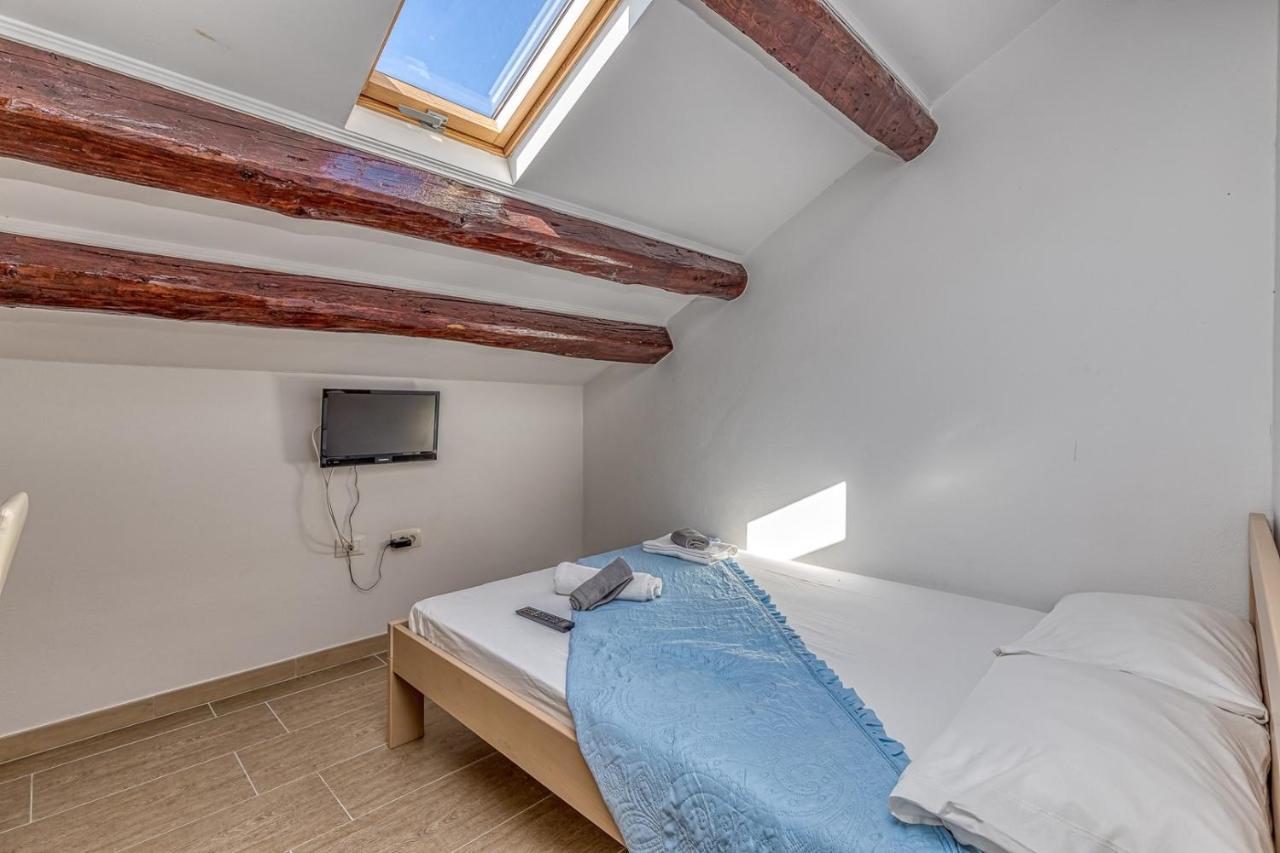 Rooms Vitoria On Joakim Square Porec Exterior photo