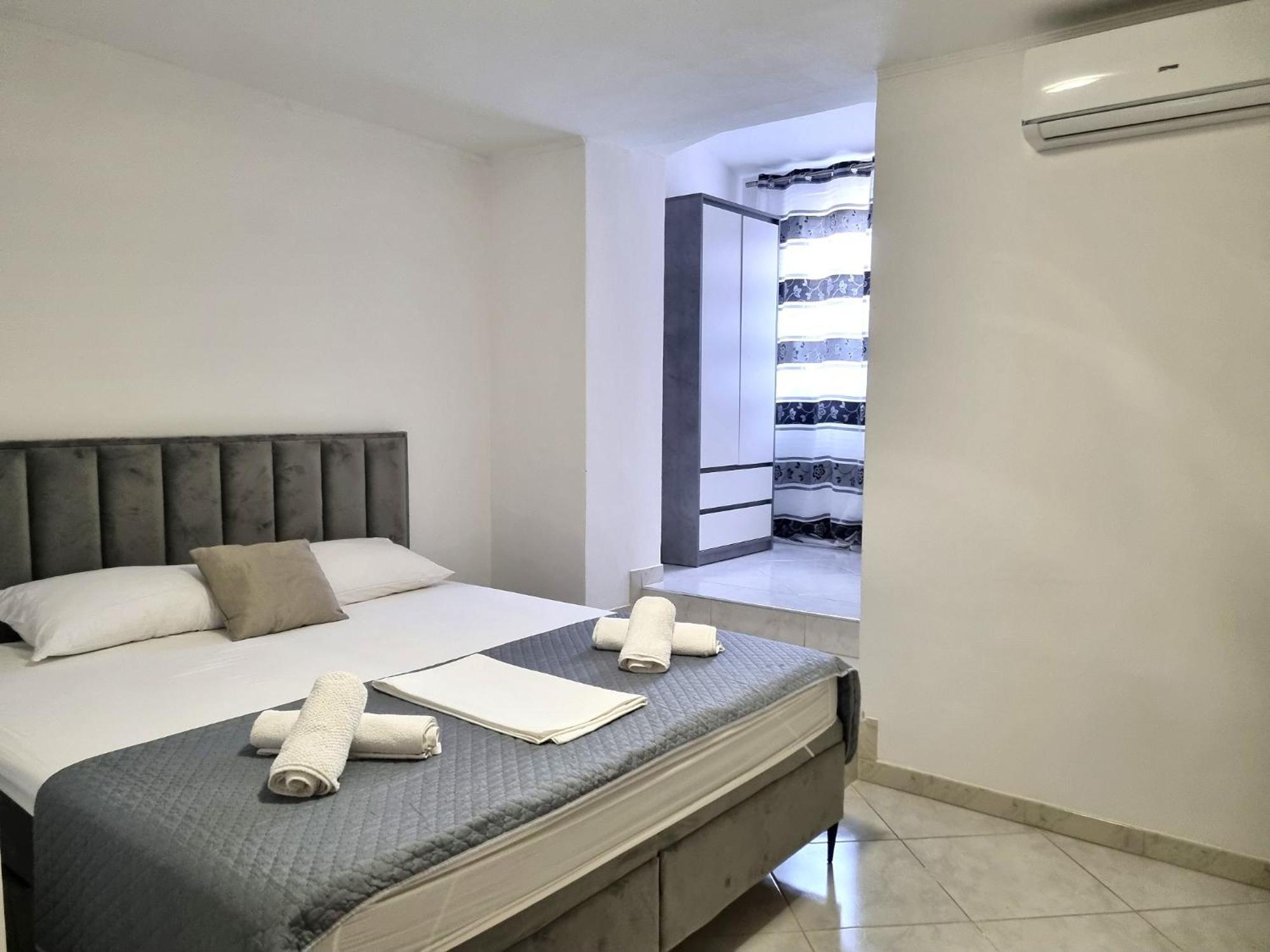 Rooms Vitoria On Joakim Square Porec Exterior photo