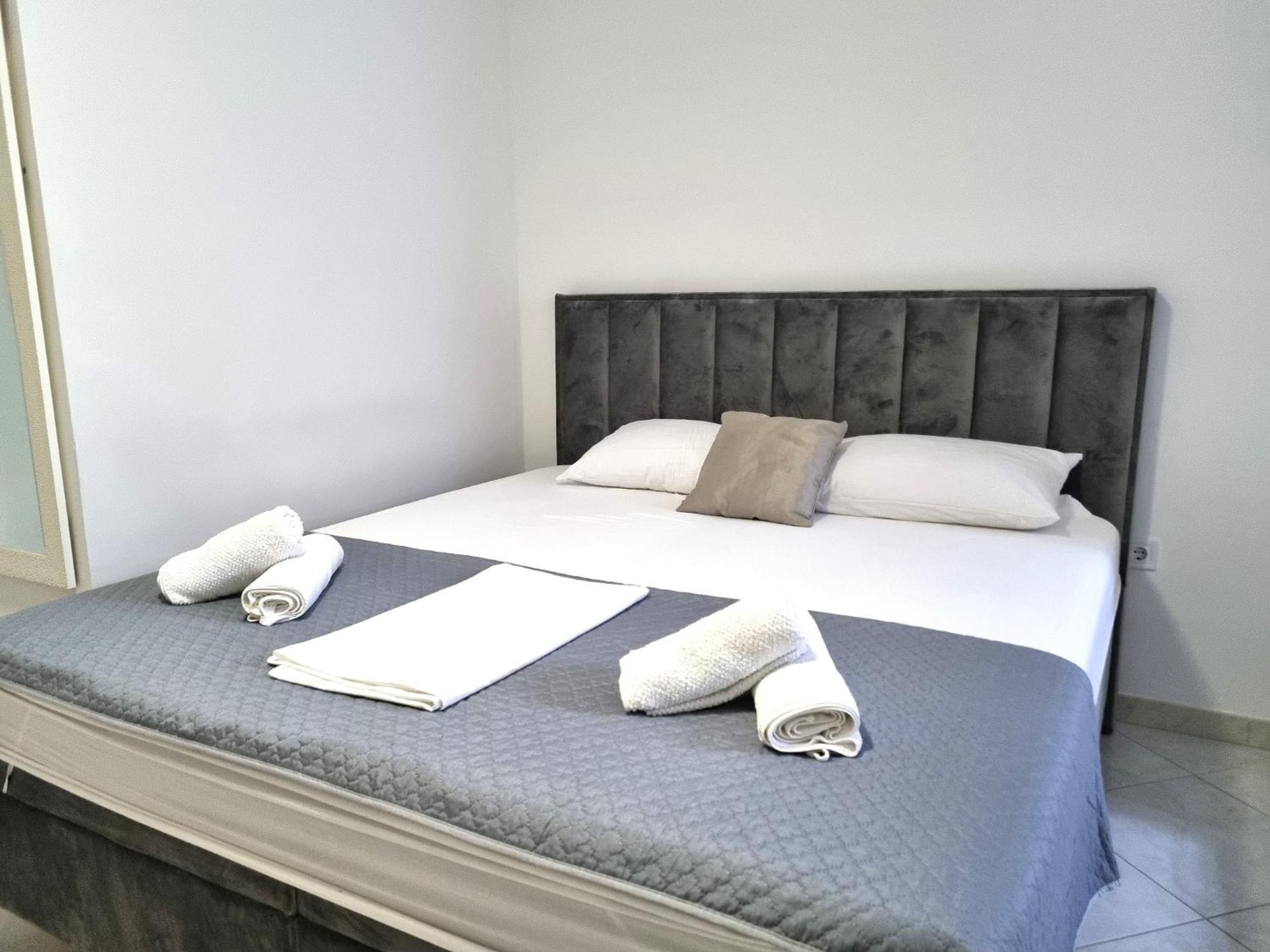Rooms Vitoria On Joakim Square Porec Exterior photo