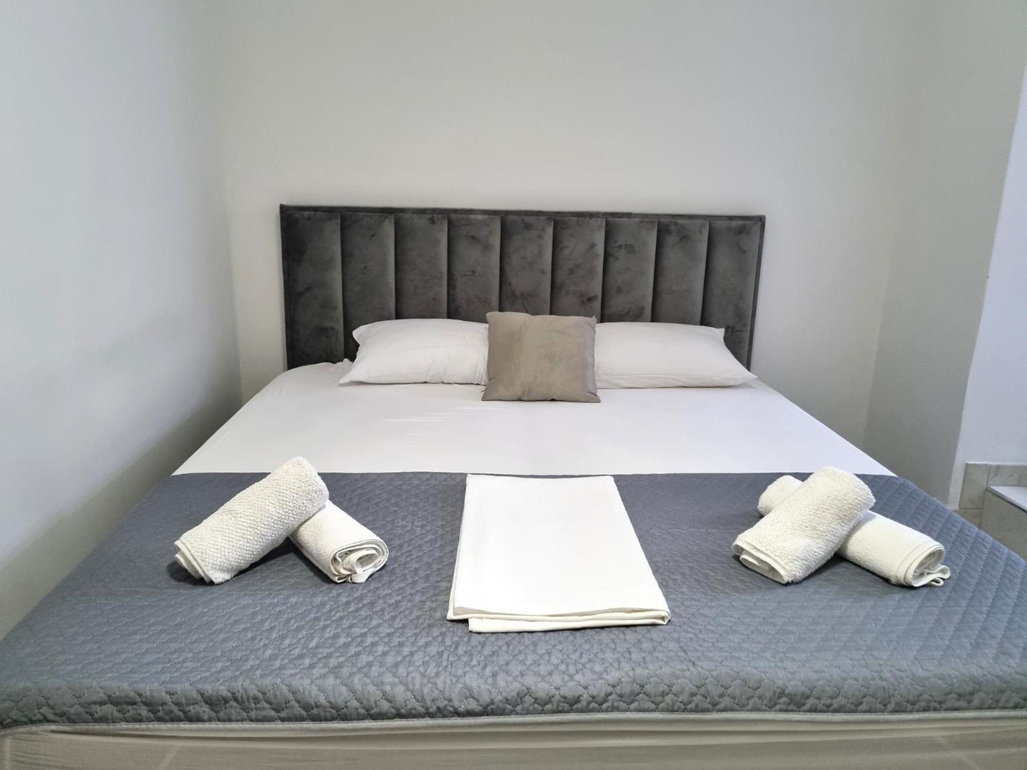 Rooms Vitoria On Joakim Square Porec Exterior photo